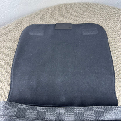 Louis Vuitton District PM Messenger – Damier Graphite