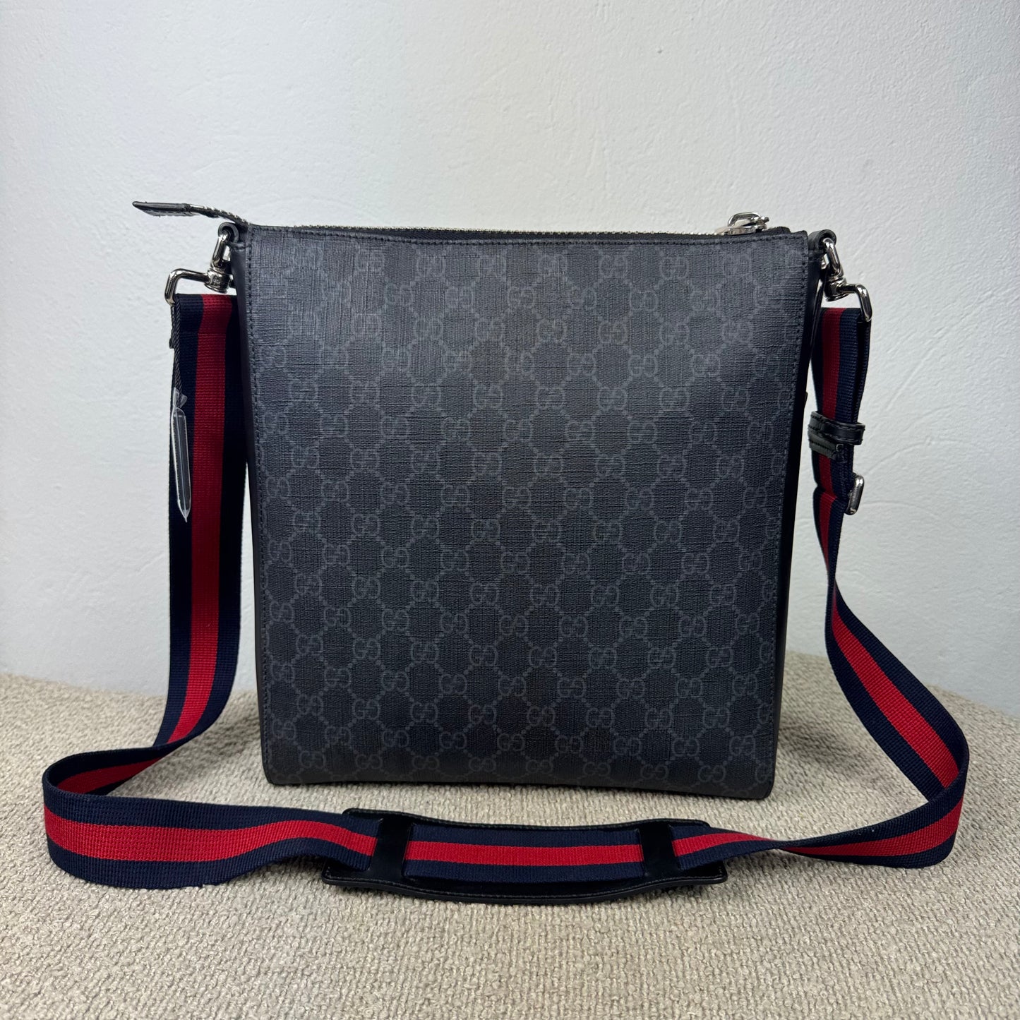 Gucci GG Supreme Messenger Tasche – Schwarz / Grau