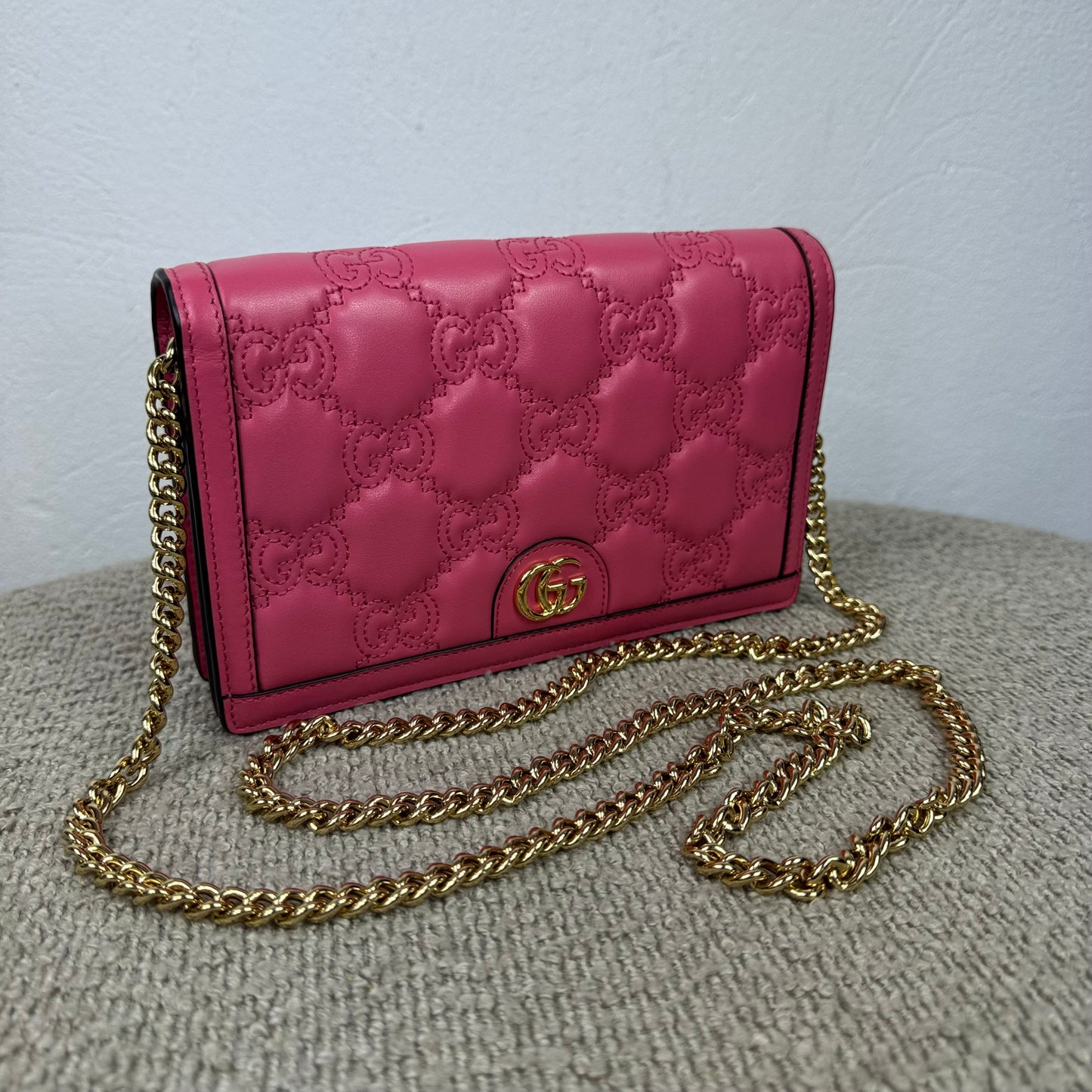 Gucci GG Matelassé Chain Wallet – Pink