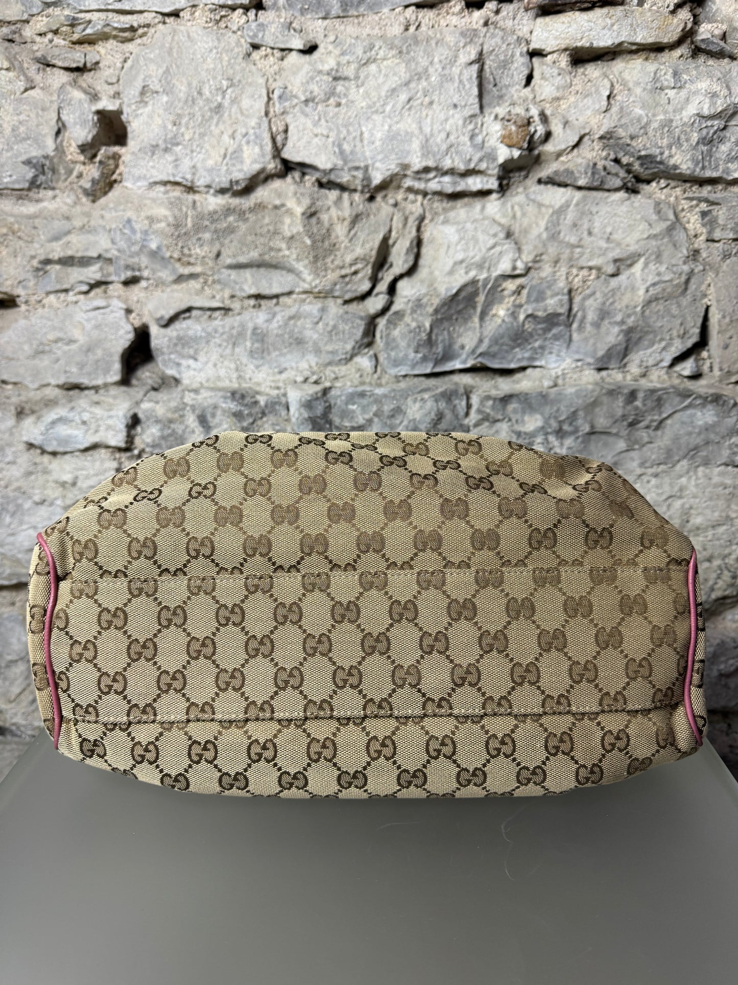 GUCCI Sukey Medium GG Canvas – Beige & Rosa