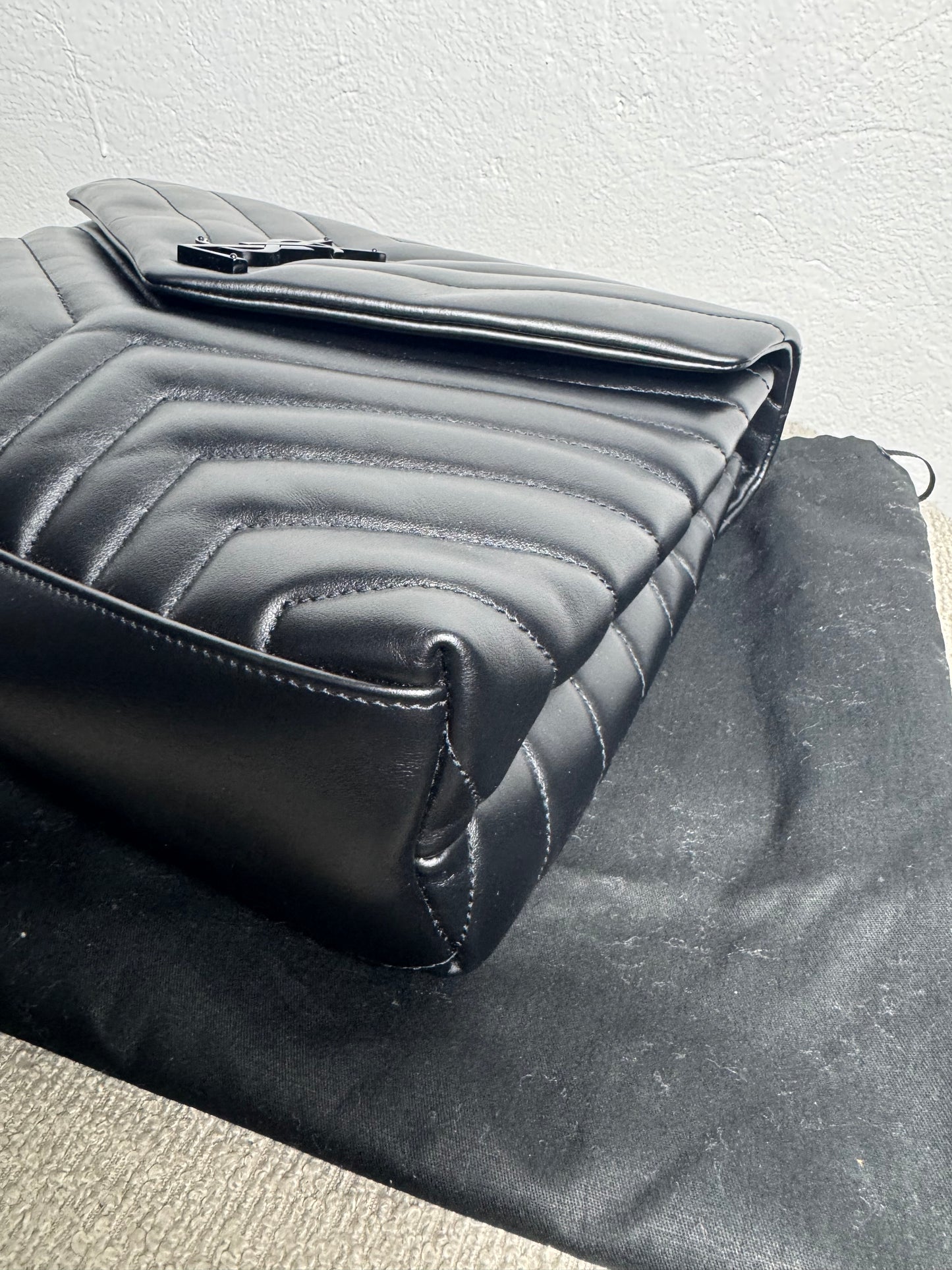 Yves Saint Laurent Loulou Medium – Schwarz mit schwarzer Hardware