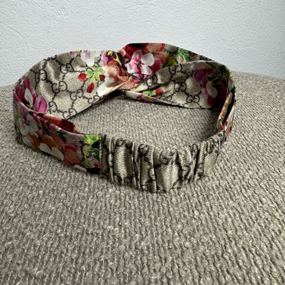 Ruban de cheveux en soie imprimé GG Blooms Gucci