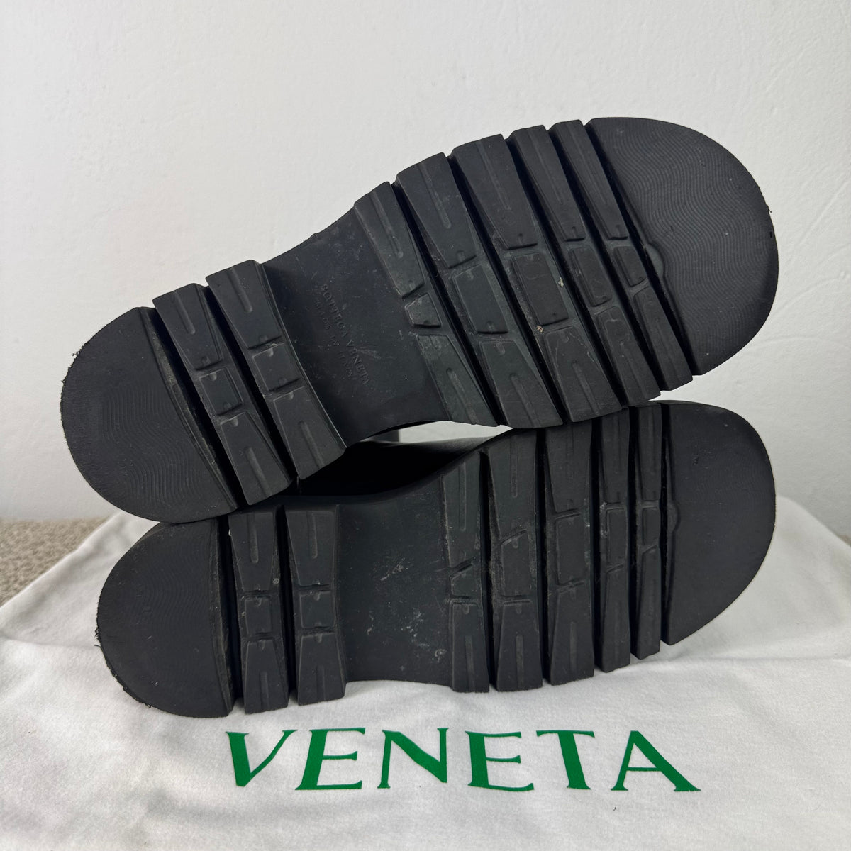 Bottega Veneta The Lug Chelsea Boots – Schwarzes Leder – Gr. 38