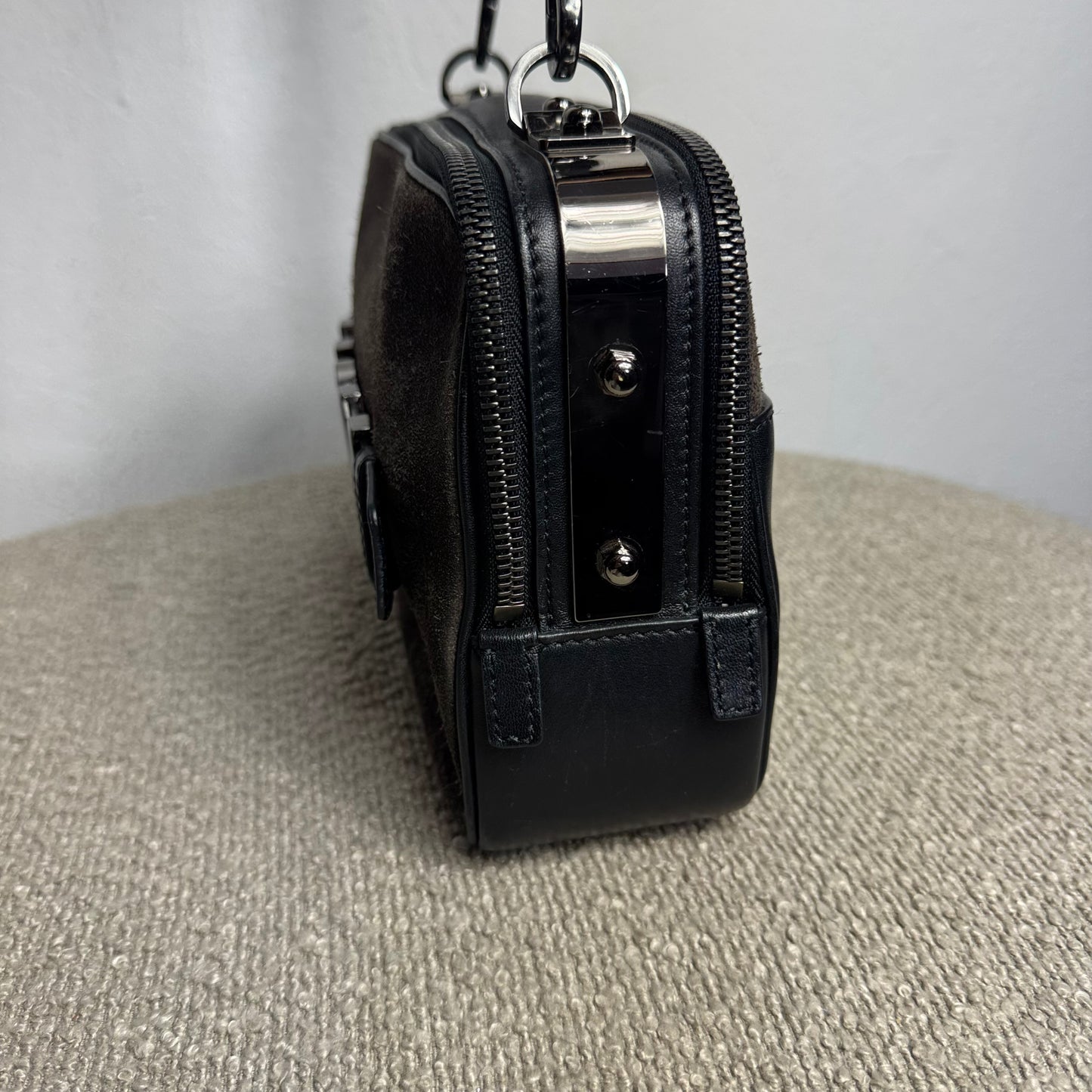 MCM München Logo Wildleder Crossbody Bag Schwarz