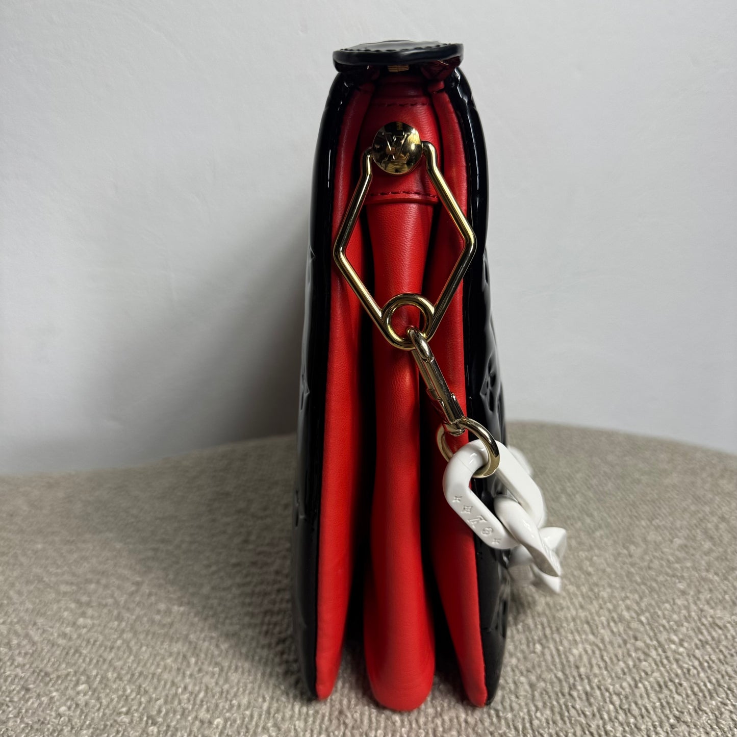 Louis Vuitton Coussin MM Vernis Schwarz / Rot mit weißem Kettenriemen