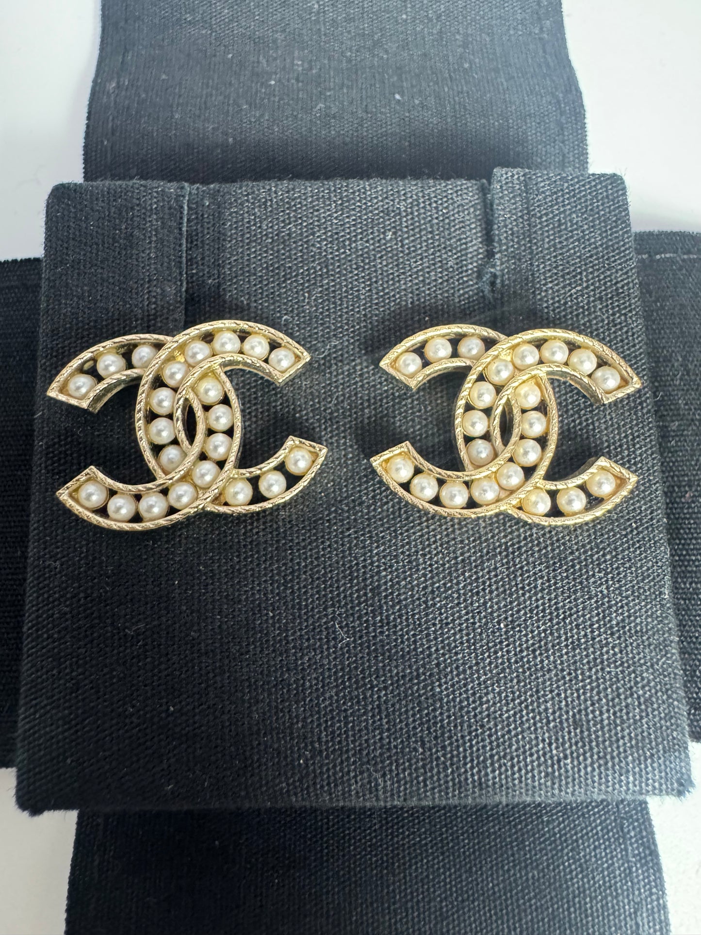 CHANEL CC Ohrringe Goldton mit Perlen Logo Ohrstecker