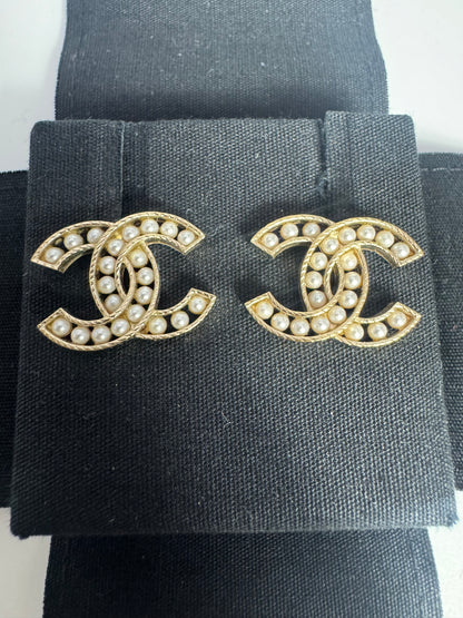 CHANEL CC Ohrringe Goldton mit Perlen Logo Ohrstecker