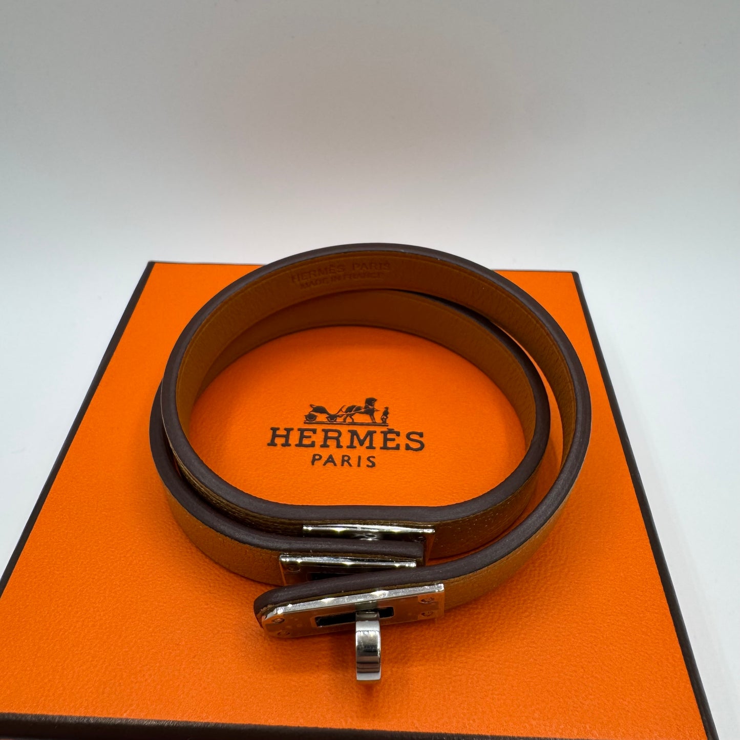 Hermès Mini Kelly Double Tour Bracelet – Goldfarben / Silber