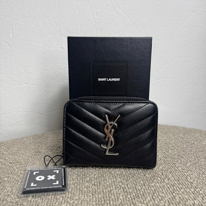Saint Laurent Cassandre Matelassé Lederportemonnaie – Grain de Poudre