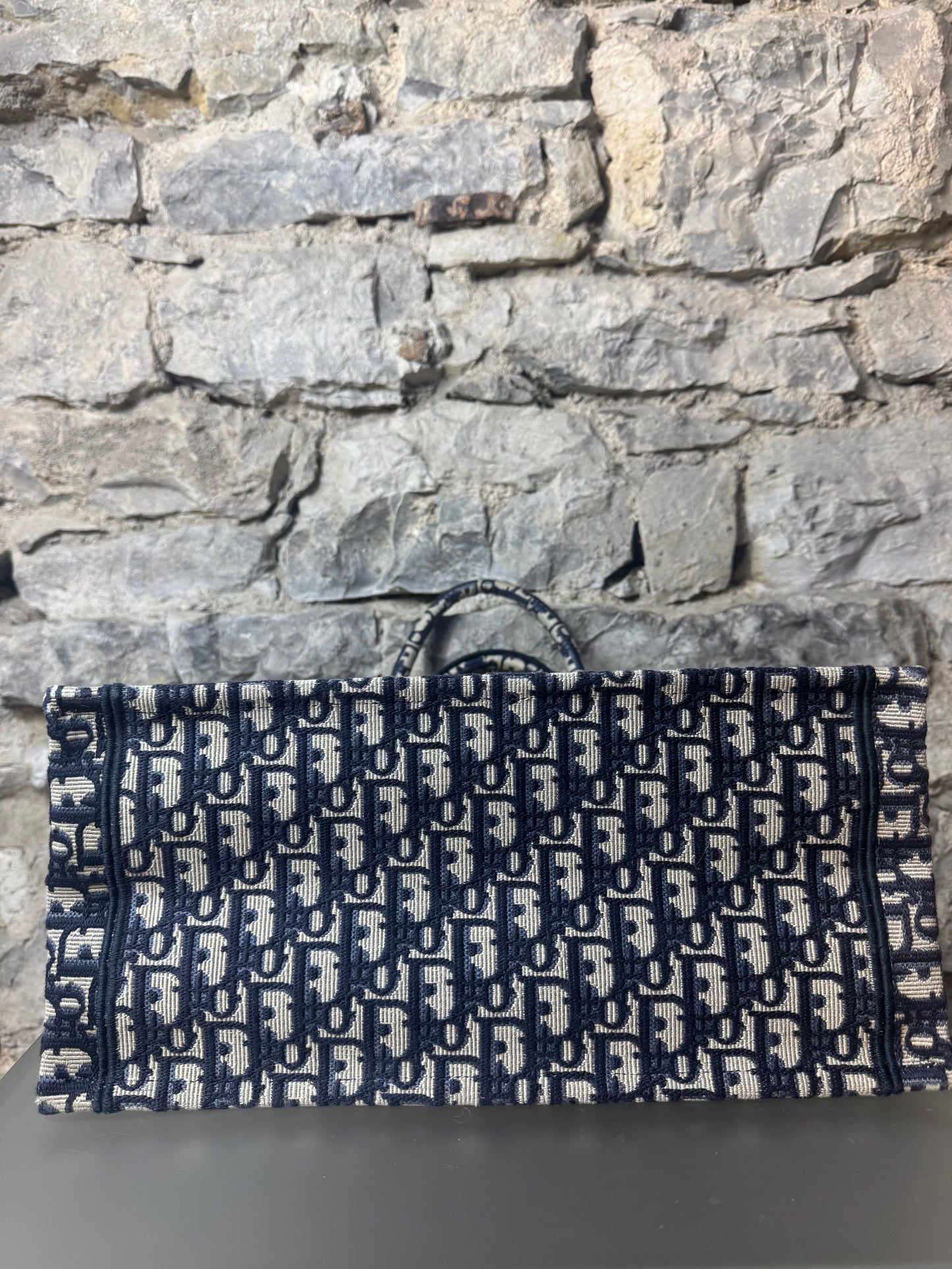 Dior Book Tote Medium – Dior Oblique Stickerei in Écru & Blau