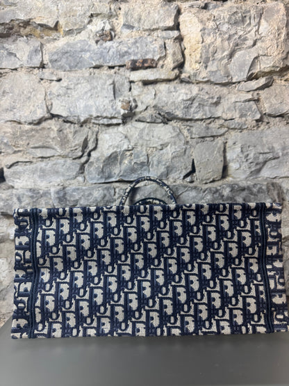 Dior Book Tote Medium – Dior Oblique Stickerei in Écru & Blau