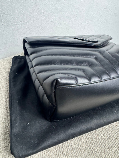 Yves Saint Laurent Loulou Medium – Schwarz mit schwarzer Hardware