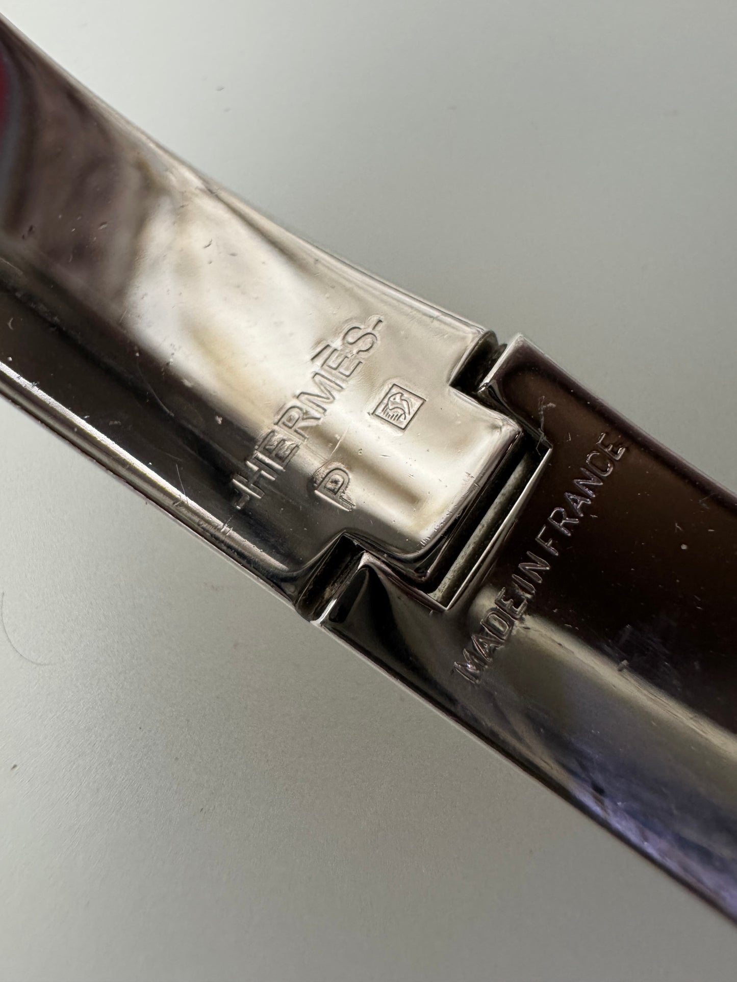 Hermès Clic H Armreif – Silber & Gelb