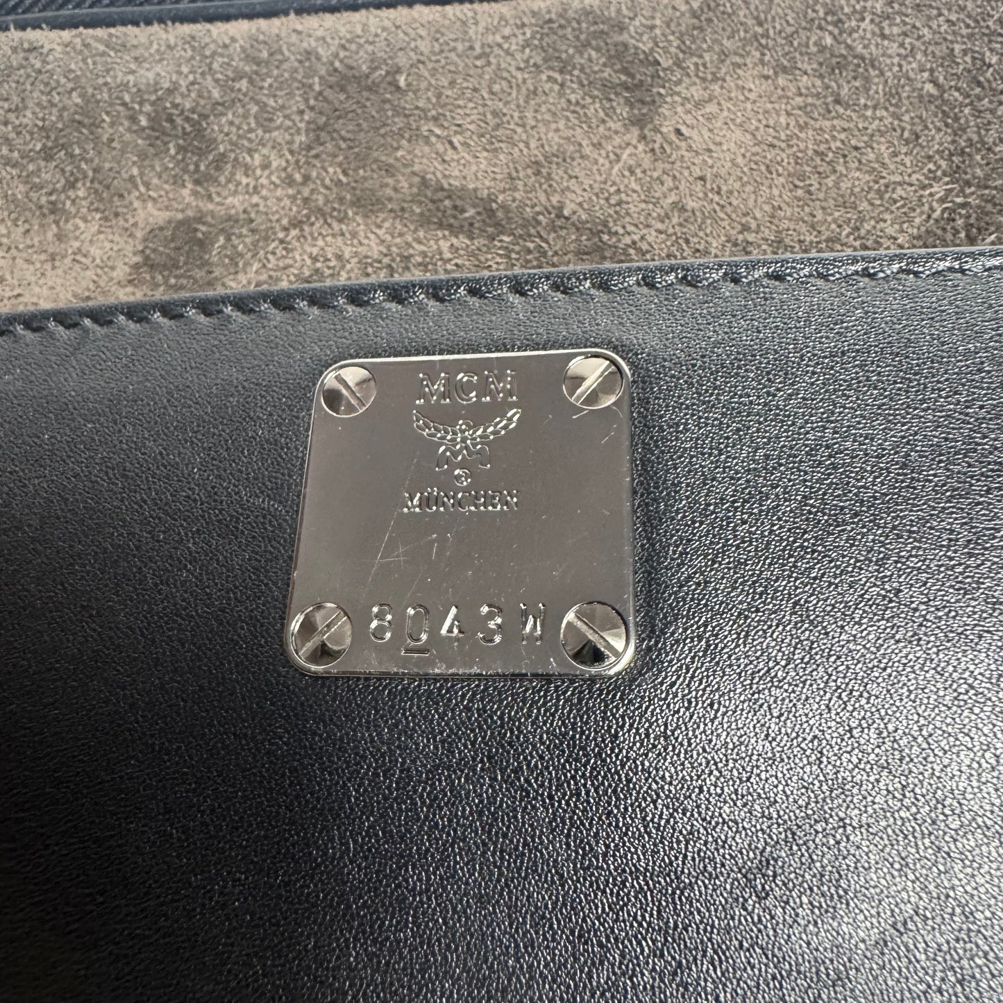 MCM München Logo Wildleder Crossbody Bag Schwarz