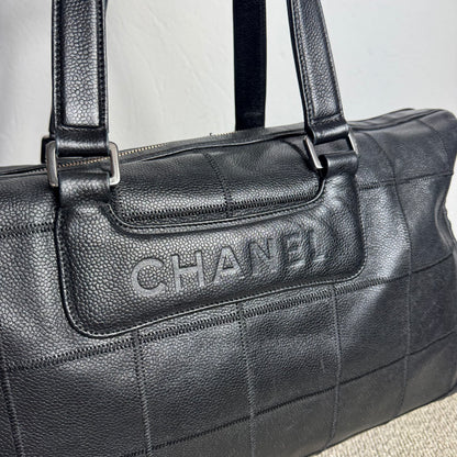 Chanel Chocolate Bar Caviar Embossed Logo Bowling Bag Schwarz