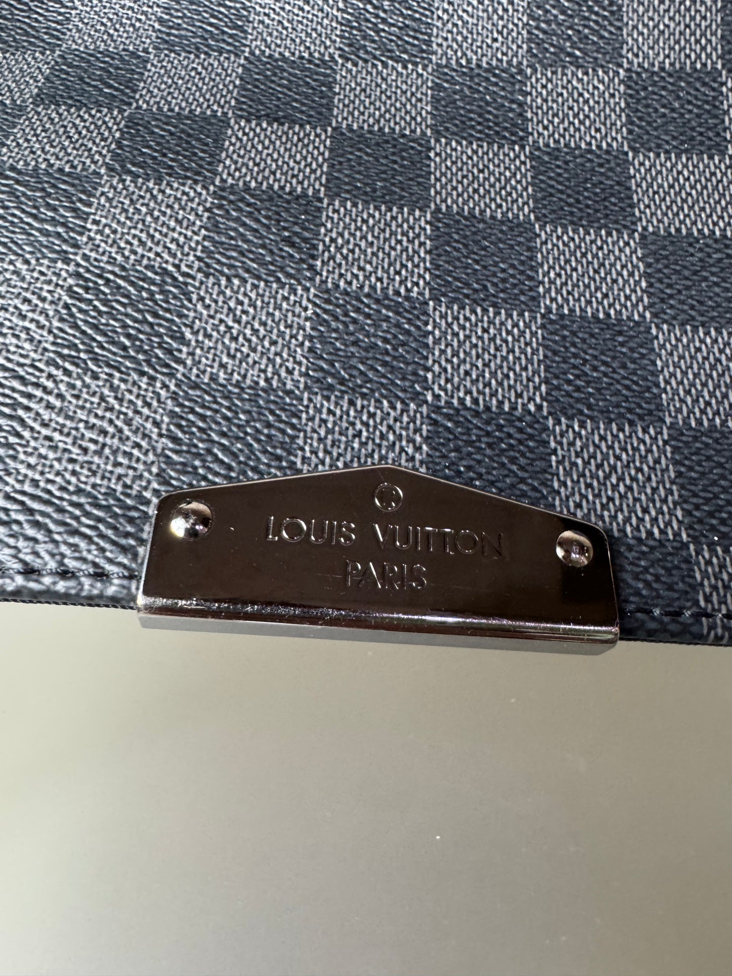 Louis Vuitton District PM Umhängetasche Damier Graphit