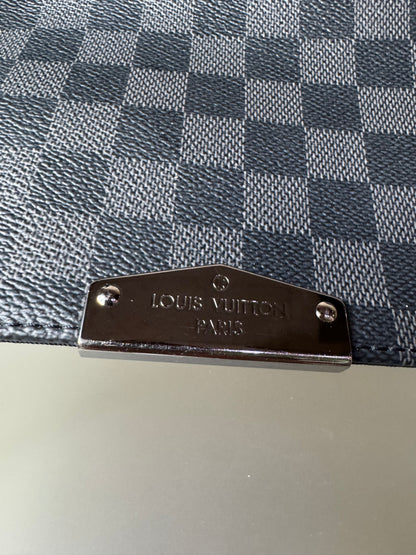 Louis Vuitton District PM Umhängetasche Damier Graphit