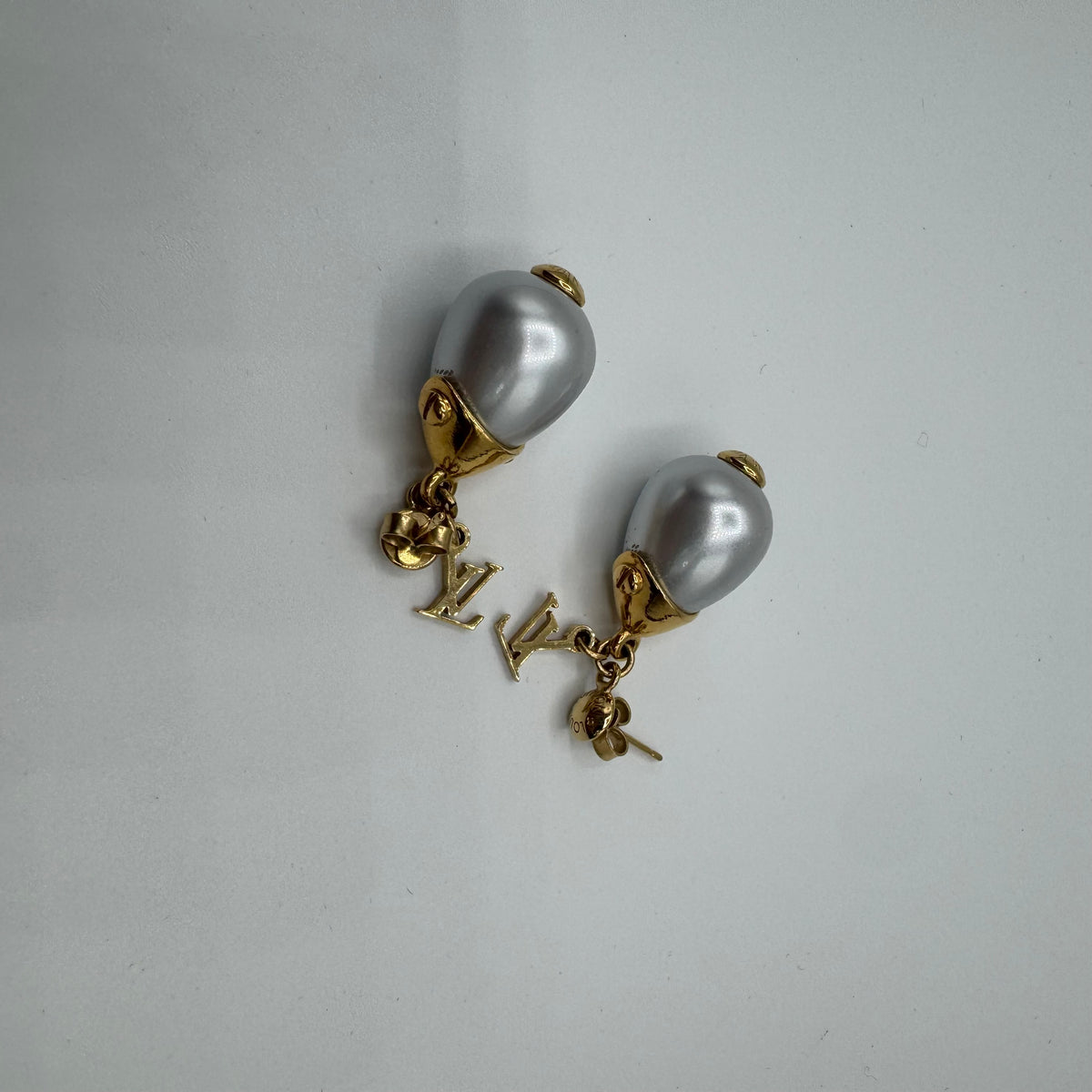Louis Vuitton Logo Teardrop Faux Perlen Ohrringe – Gold / Weiß