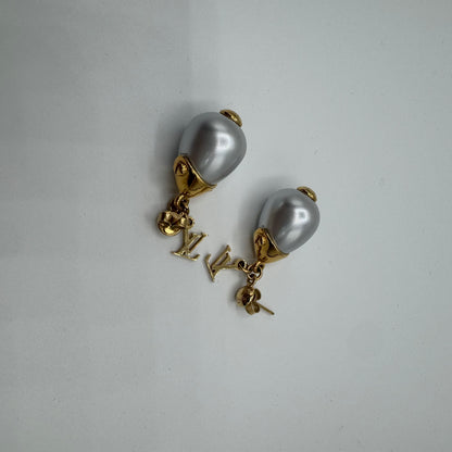 Louis Vuitton Logo Teardrop Faux Perlen Ohrringe – Gold / Weiß