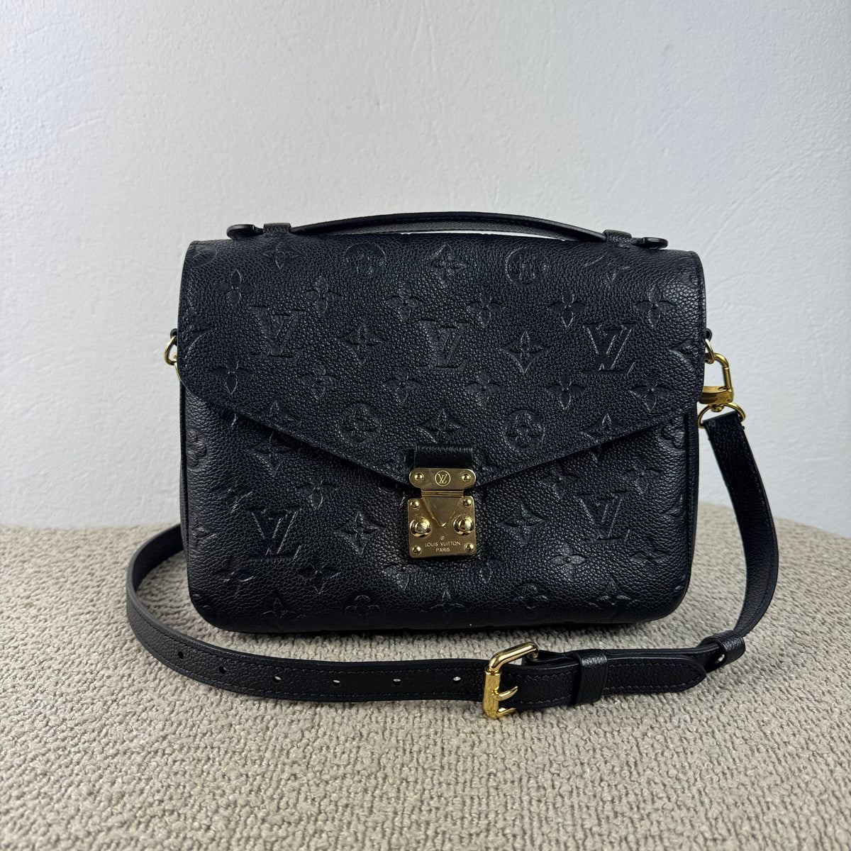 Louis Vuitton Pochette Métis – Monogram Empreinte Leder Schwarz