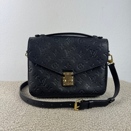 Louis Vuitton Pochette Métis – Monogram Empreinte Leder Schwarz