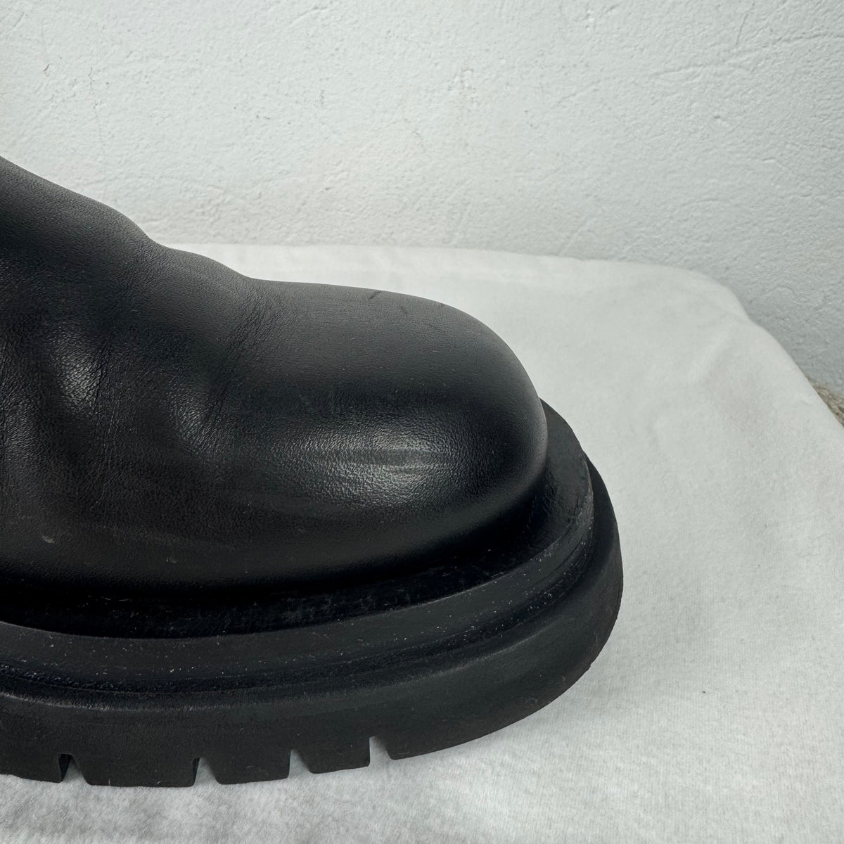 Bottega Veneta The Lug Chelsea Boots – Schwarzes Leder – Gr. 38