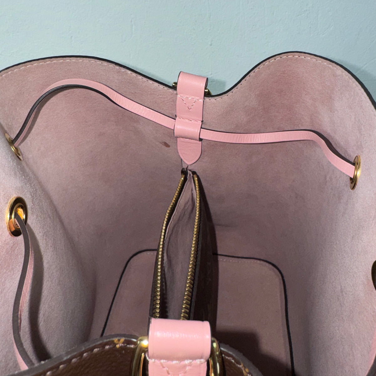 Louis Vuitton NéoNoé MM – Monogram Canvas / Rosa