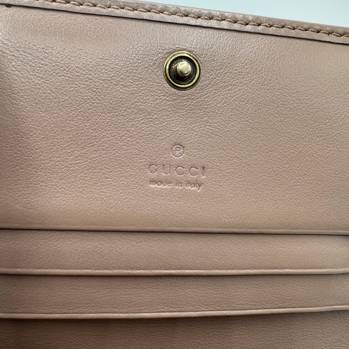 Gucci GG Marmont Kompakt-Geldbörse – Matelassé Leder Taupe