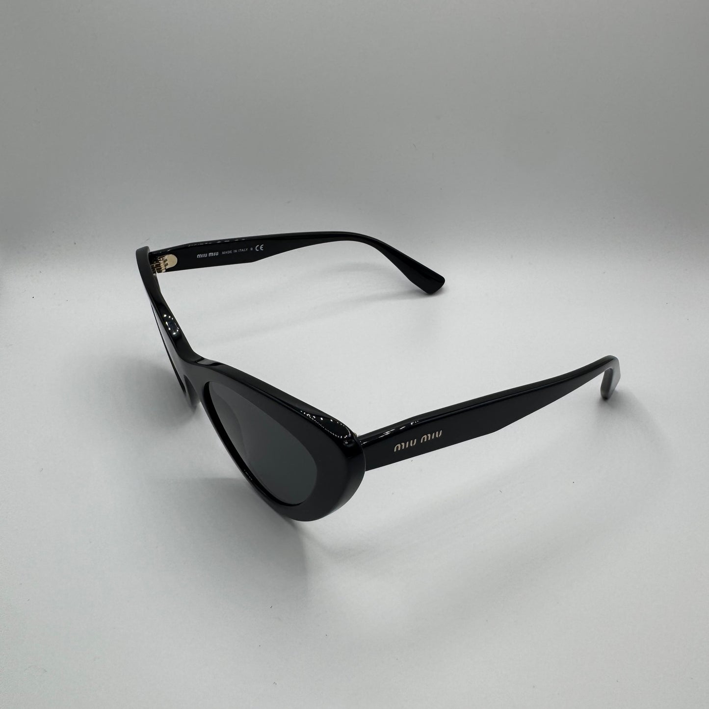 Miu Miu Cat Eye Sonnenbrille – Schwarz SMU 01V