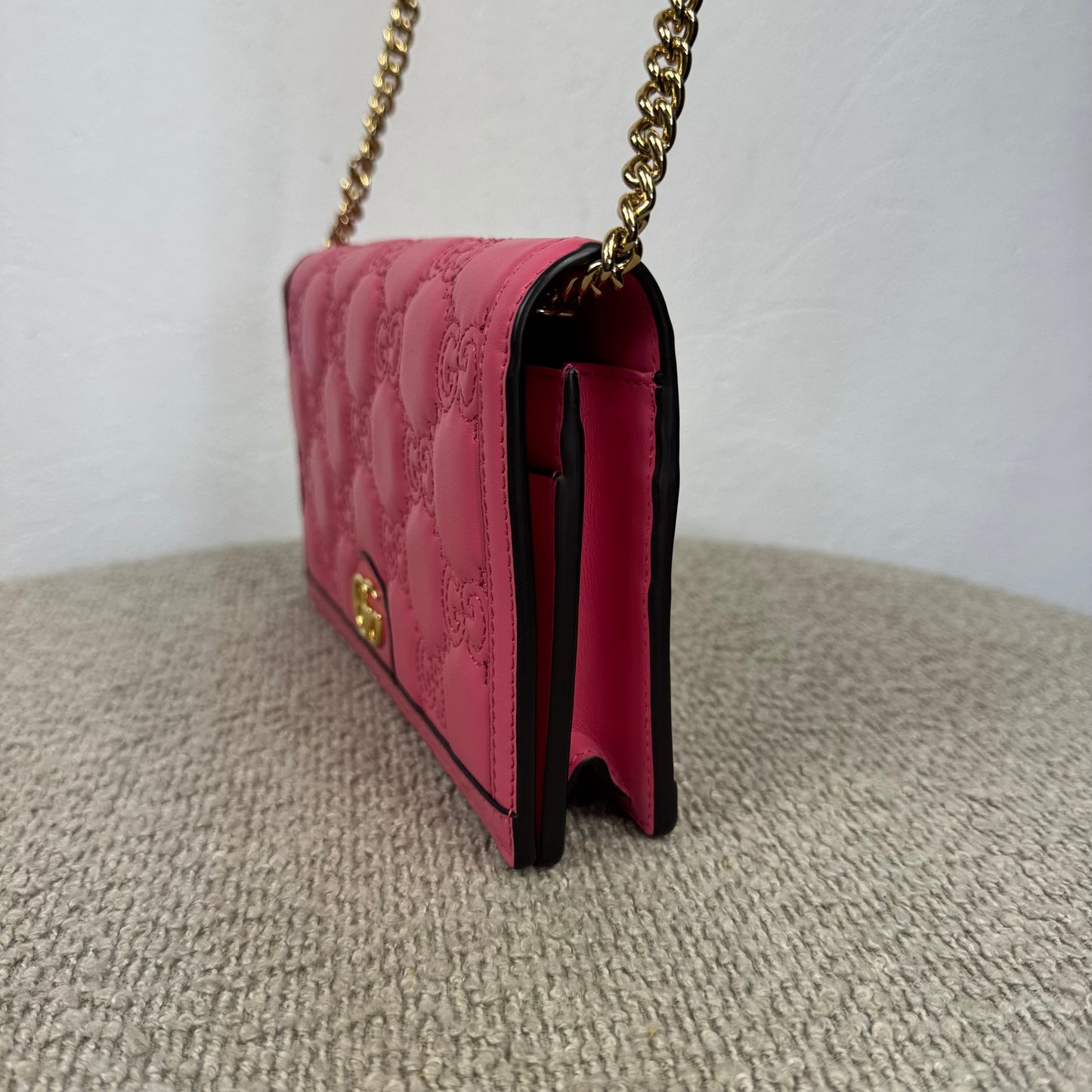 Gucci GG Matelassé Chain Wallet – Pink