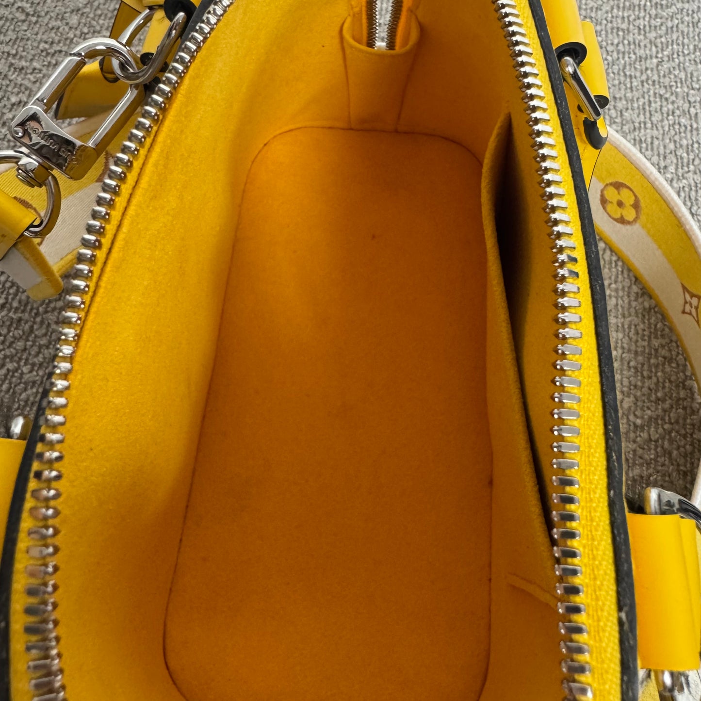 Louis Vuitton Alma BB Epi Leder Gelb