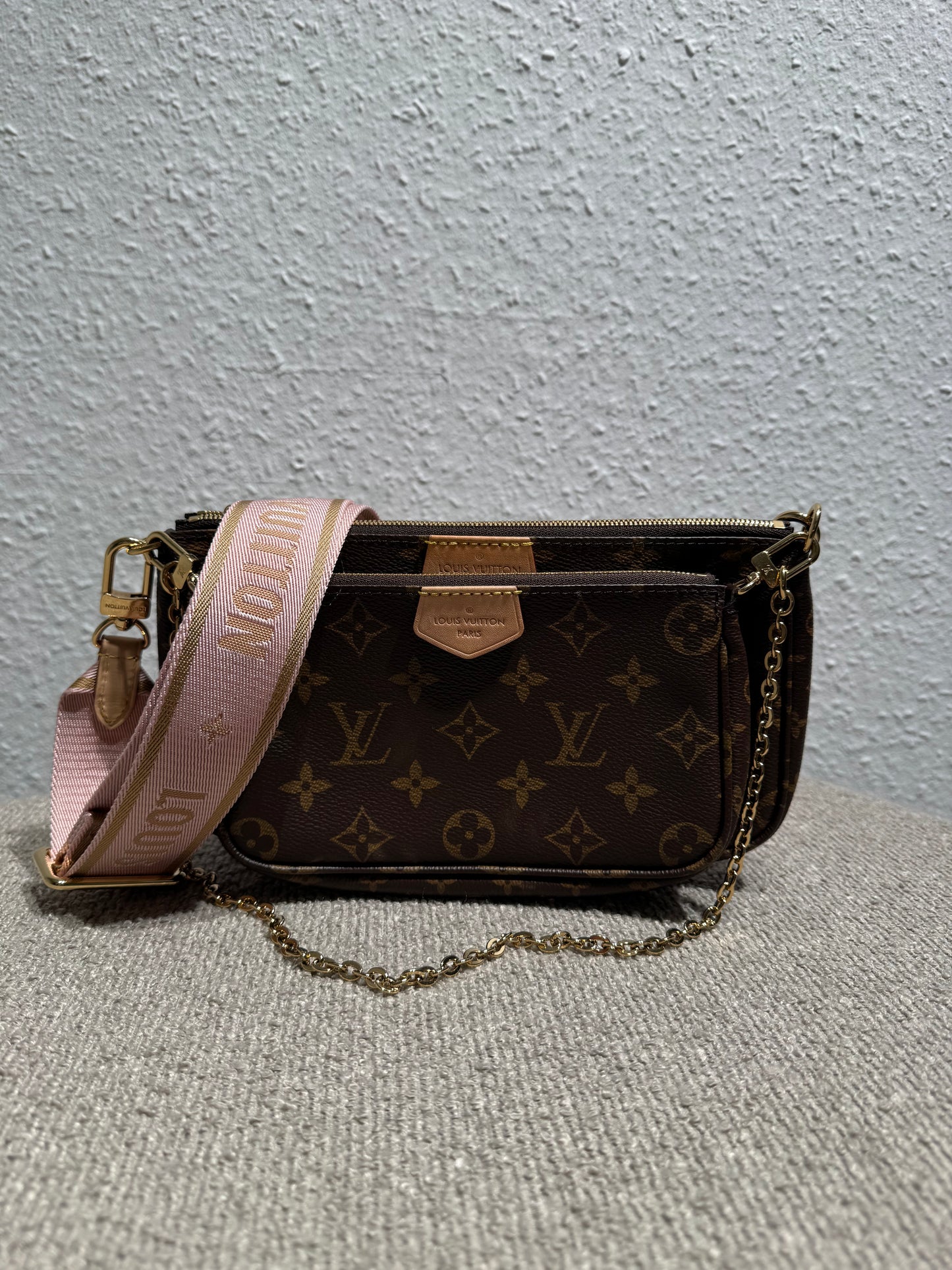 Louis Vuitton Multi Pochette Accessoires – Monogram mit rosa Schulterriemen