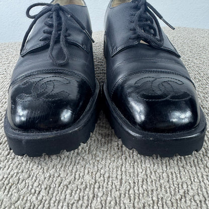 Chanel Cap-Toe Leder Schnürschuhe – Schwarz – Größe 37,5