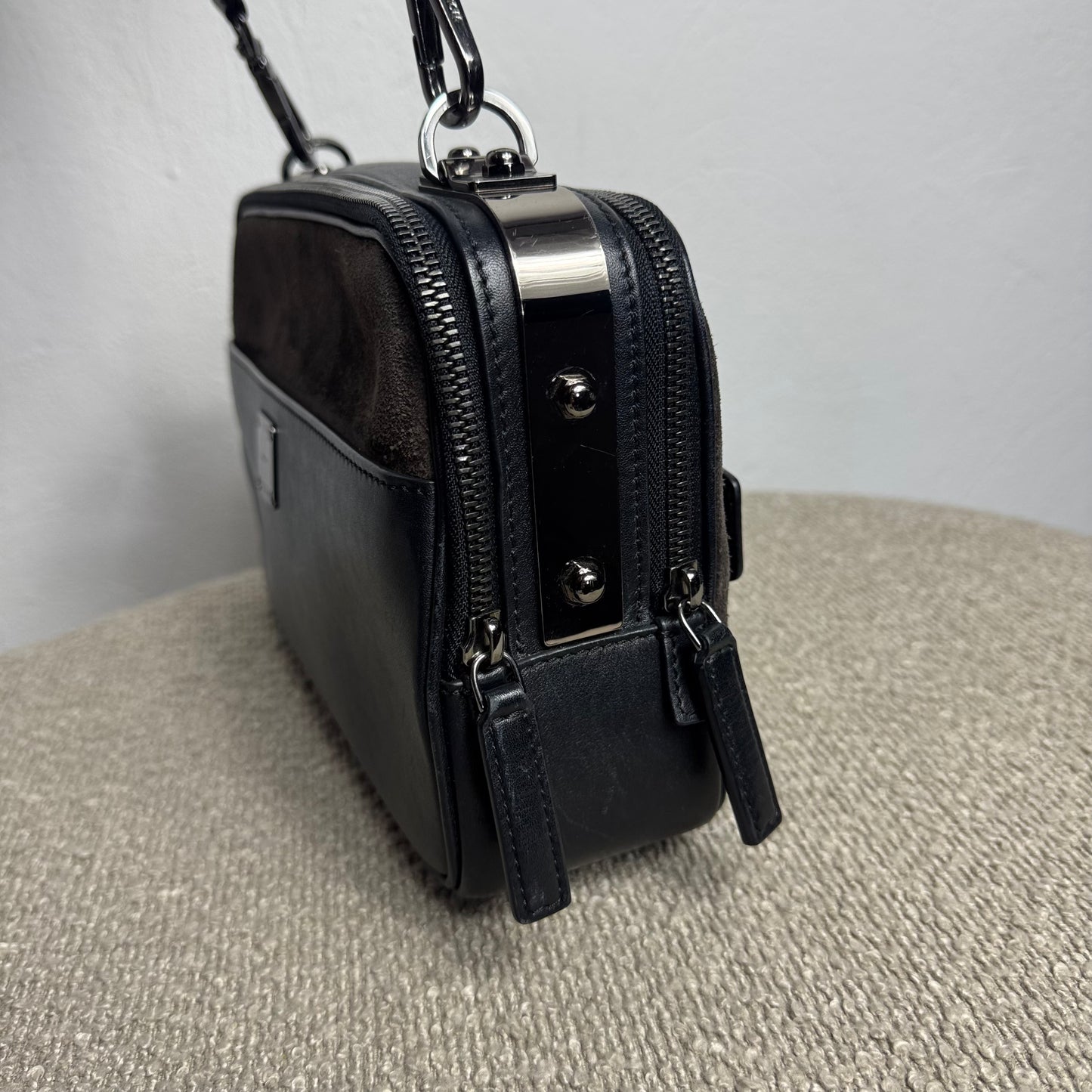 MCM München Logo Wildleder Crossbody Bag Schwarz