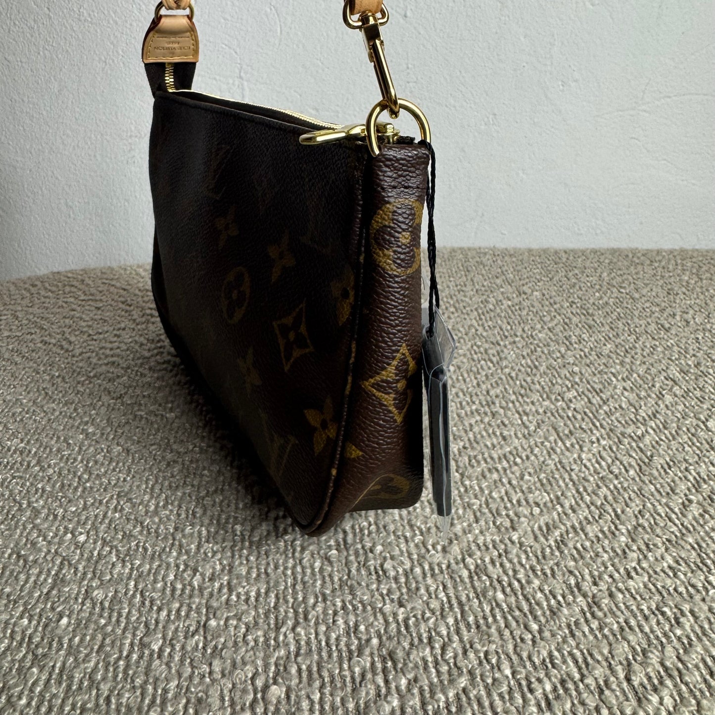 Louis Vuitton Pochette Accessoires Monogram inkl. langem Leder-Schulterriemen