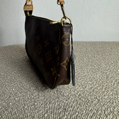 Louis Vuitton Pochette Accessoires Monogram inkl. langem Leder-Schulterriemen