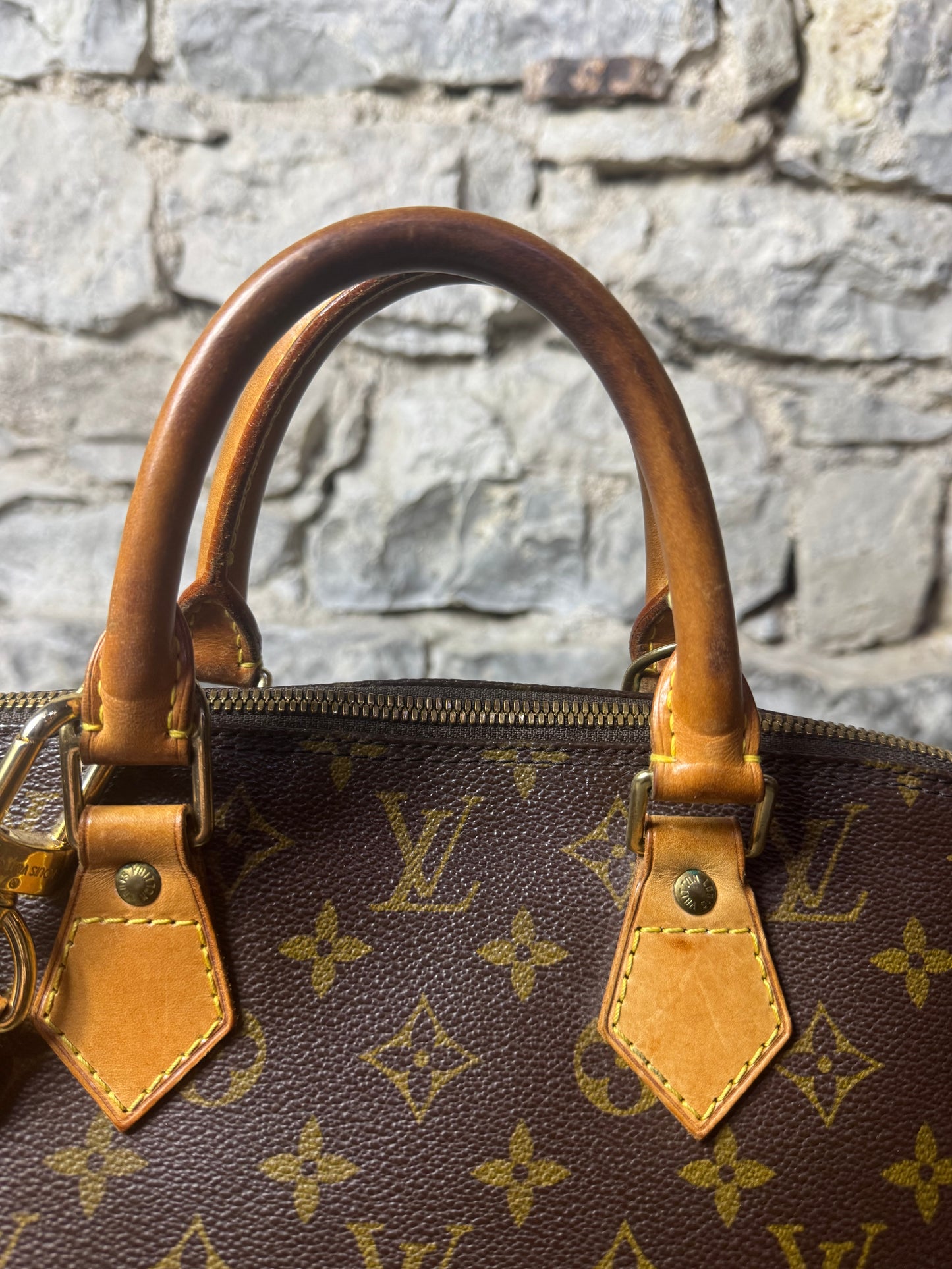 Louis Vuitton Alma Monogram mit Trageriemen