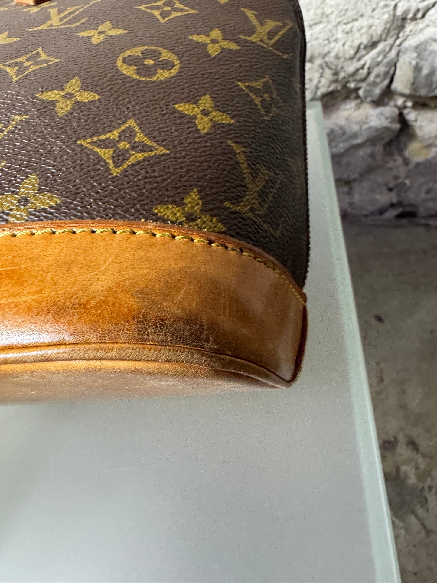 Louis Vuitton Alma Monogram mit Trageriemen