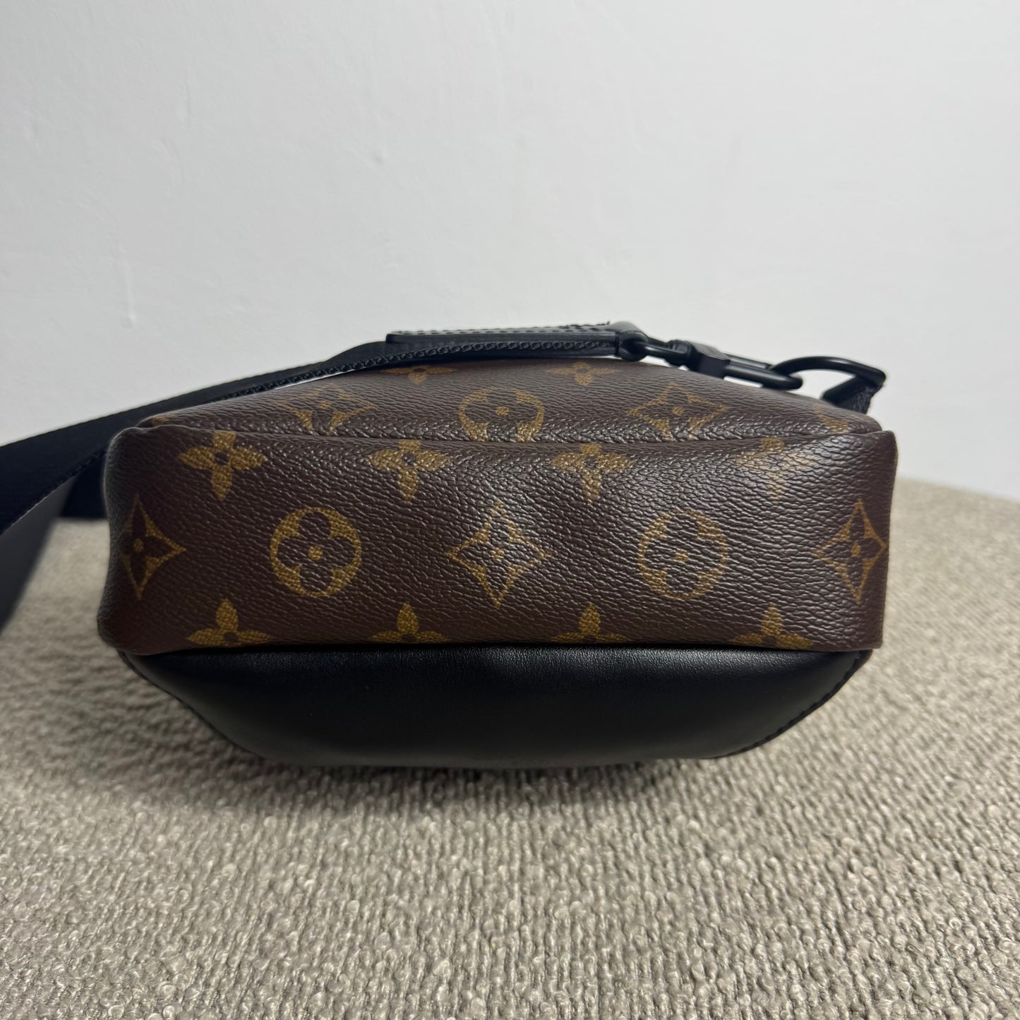 Louis Vuitton Avenue Sling Bag – Monogram