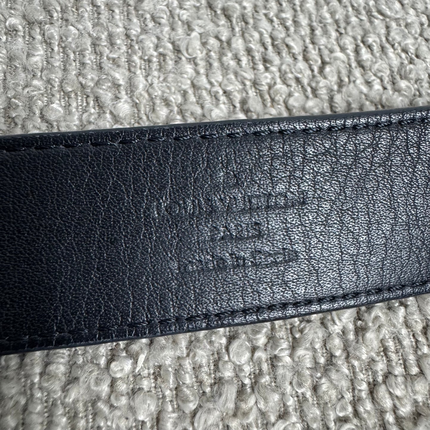 Louis Vuitton Ladies EPI Twist Logo Gürtel Schwarz – 75 cm