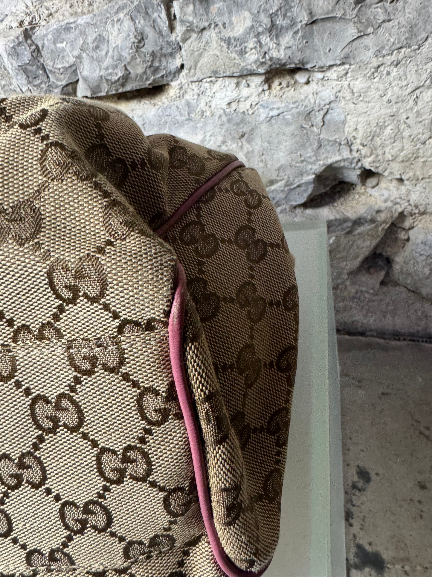 GUCCI Sukey Medium GG Canvas – Beige & Rosa