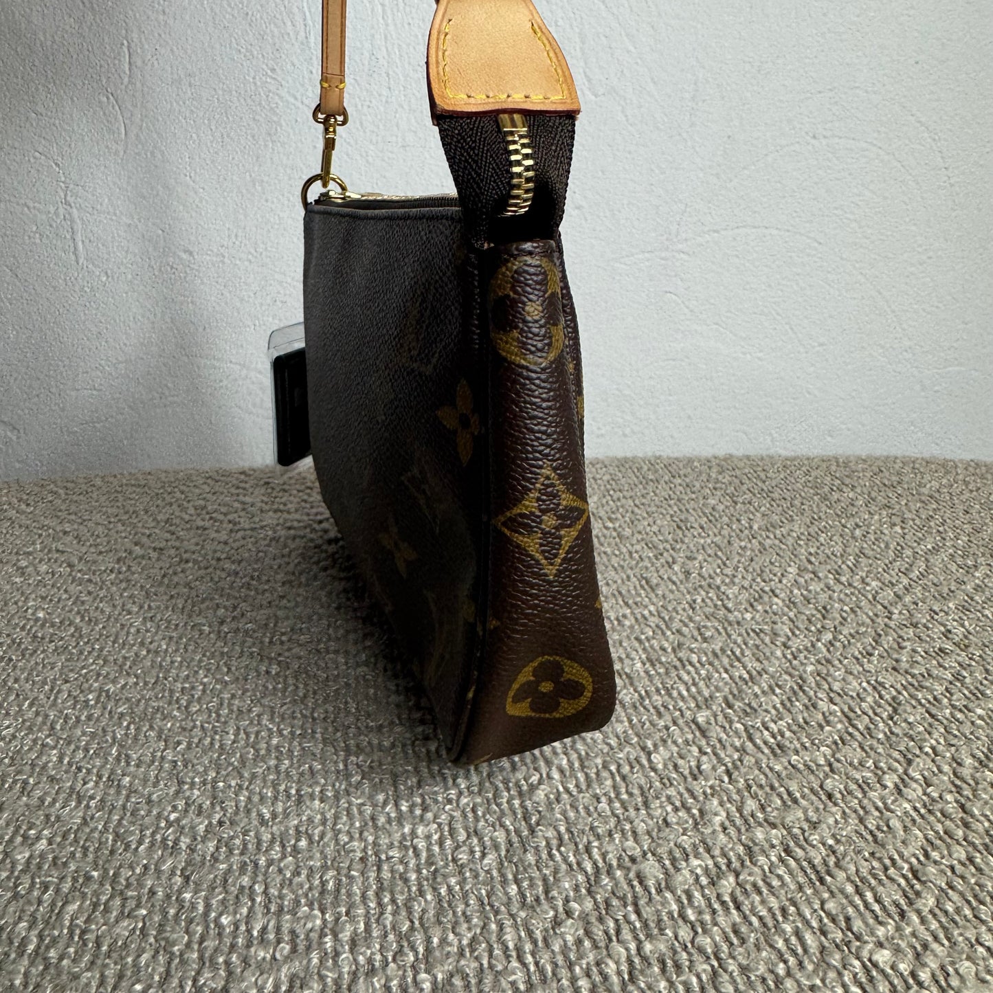 Louis Vuitton Pochette Accessoires Monogram inkl. langem Leder-Schulterriemen