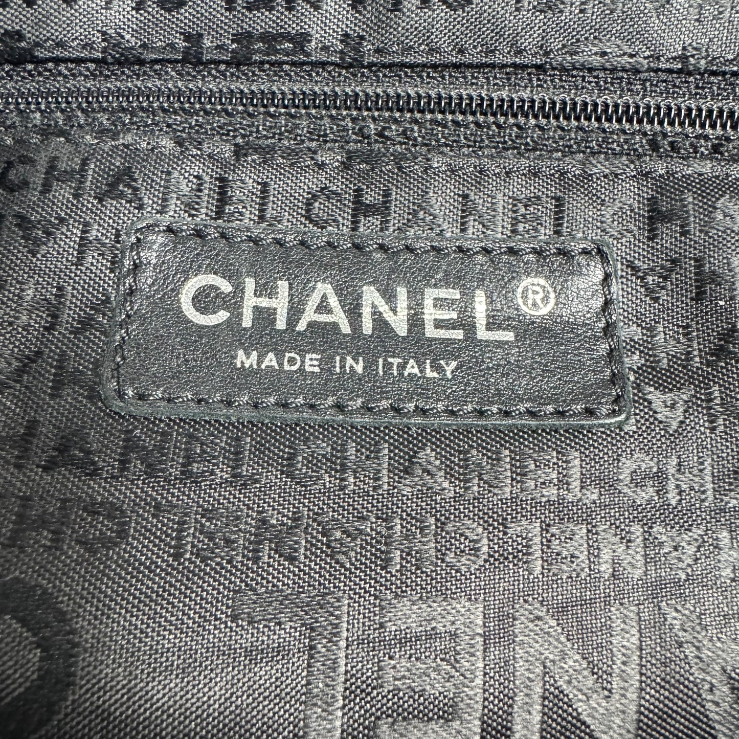 Chanel Chocolate Bar Caviar Embossed Logo Bowling Bag Schwarz