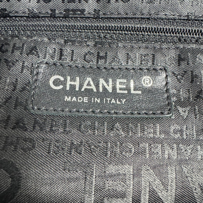 Chanel Chocolate Bar Caviar Embossed Logo Bowling Bag Schwarz