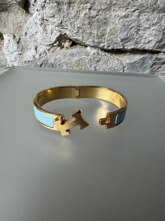 Hermès Clic H Armreif – Gold & Hellblau