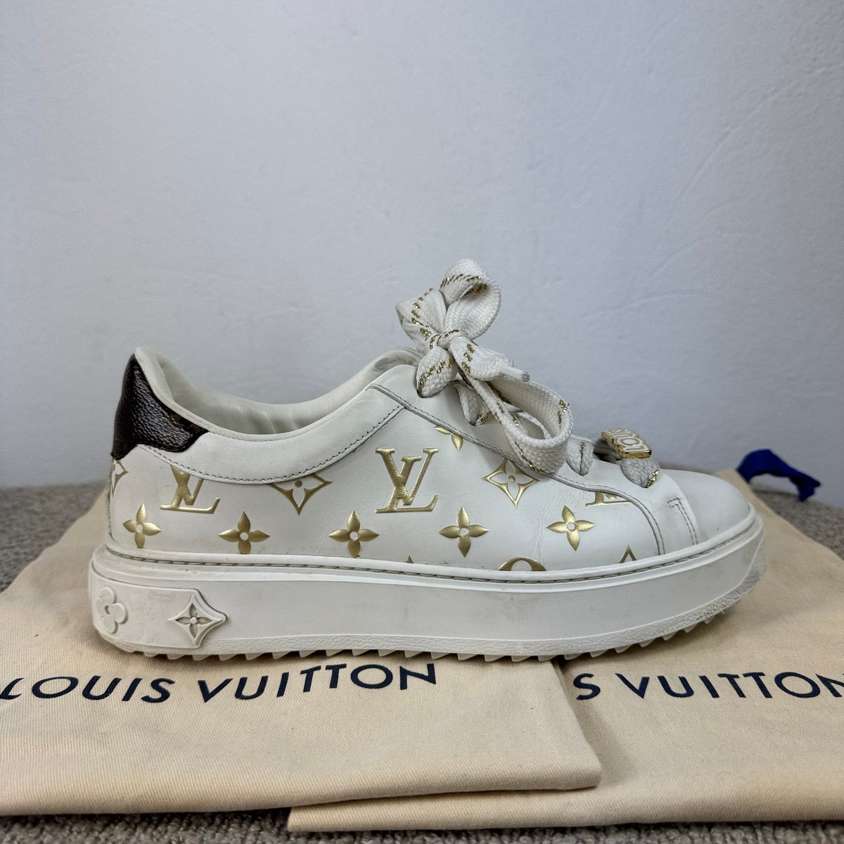 Louis Vuitton Time Out Sneaker – Weiß / Gold – Größe 37,5