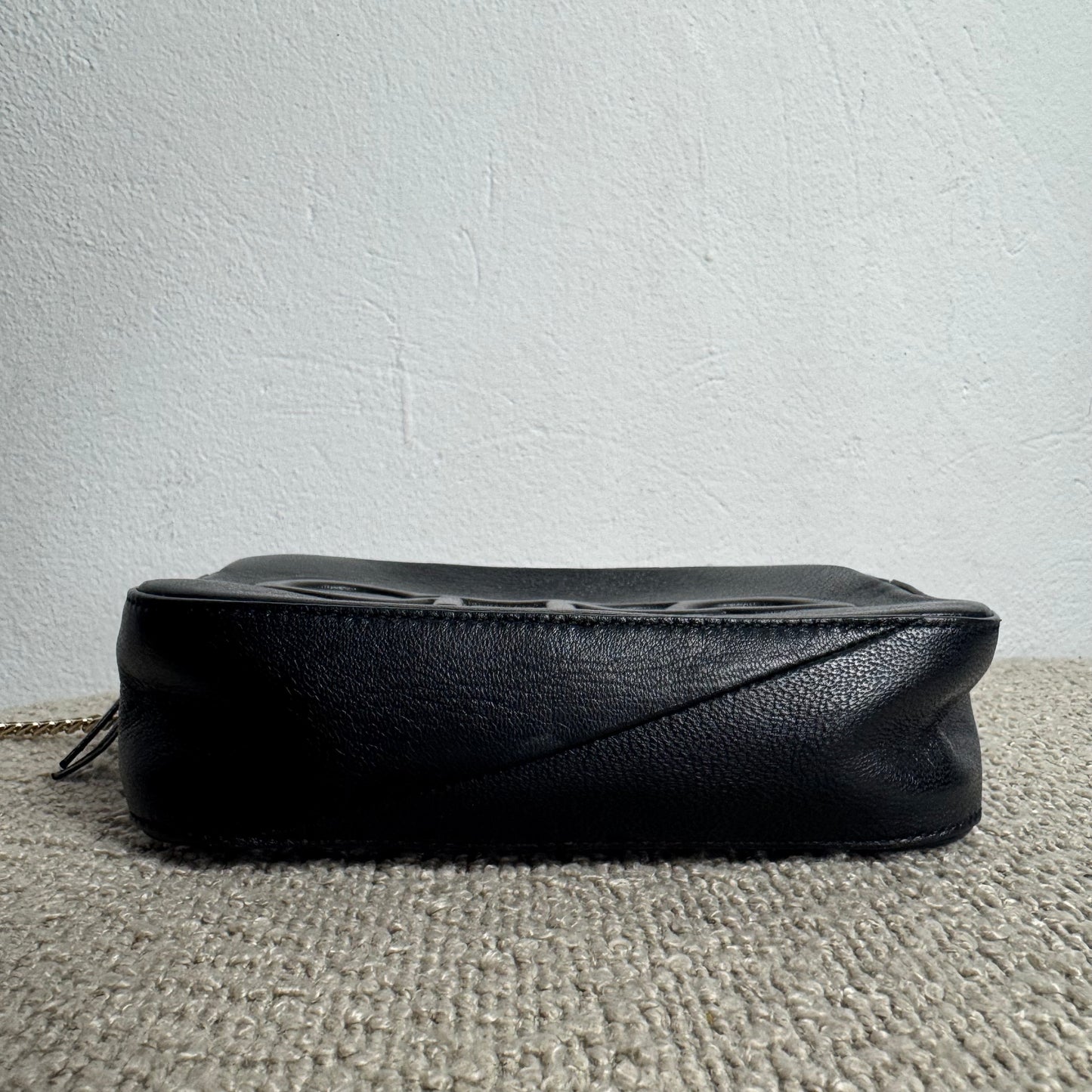 Jimmy Choo „Hali“ Grained Leather Camera Bag Schwarz