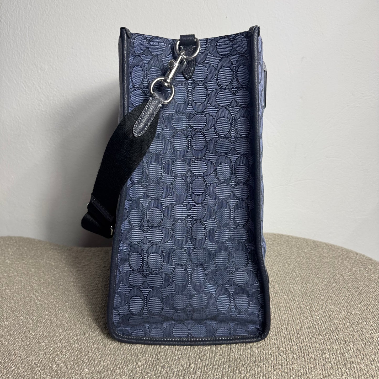 Coach Dempsey Tote 40 in Signature Jacquard – Neu