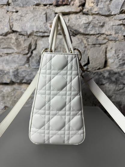 Mittelgroße Lady Dior Tasche Cannage Lammleder in Latte