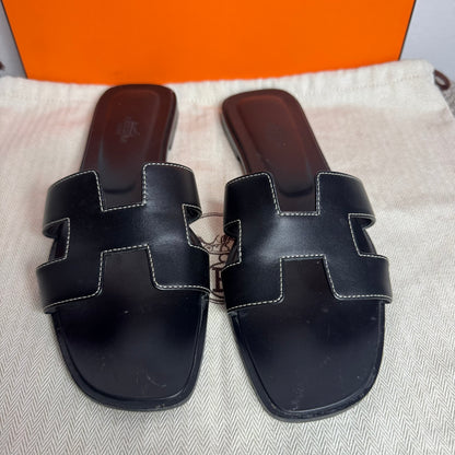 Hermès Oran Sandalen, schwarzes Kalbsleder Gr. 39,5